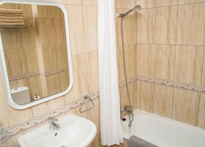 2 Bdr In Mar Pm120 Pool Parking